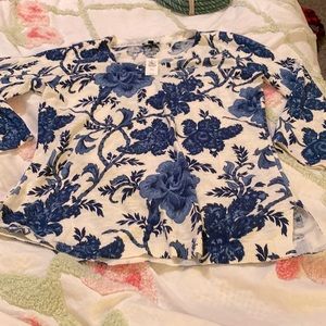 Pretty v- neck floral sweater the sz is a petite small from Talbots